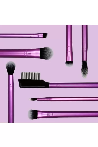 ست براش حرفه ای  میکاپ چشم دارای 8 براش کاربردی  مناسب انواع تکنیک های آرایش چشم  مناسب ترکیب کردن انواع سایه های پودری و کرمی  مناسب برای انواع خط چشم  الیاف مصنوعی با کیفیت و دوام بالا  دارای پرز های بسیار نرم مناسب آرایش روزانه شستشوی آسان پخش یکدست و ریل تکنیک Real techiques ست براش آرایش چشم ریل تکنیک