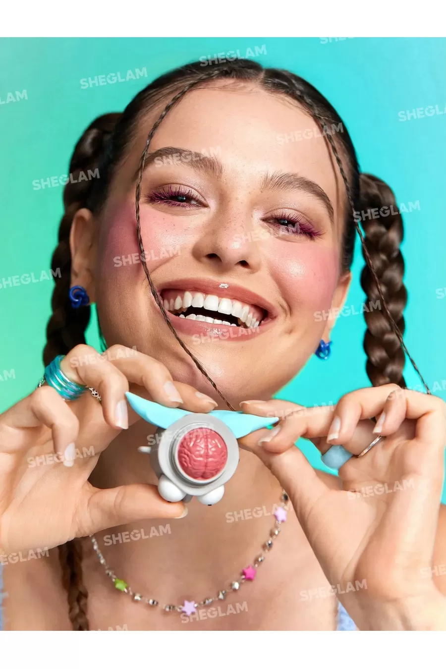 رژگونه کرمی شیگلم طرح ریک و مورتی  طراحی زیبا و الهام گرفته از انیمیشن محبوب ریک و مورتی  رژگونه به شکل مغز ریک  محصولی از کالکشن ریک و مورتی  تک رنگ (رنگی ملایم اما بسیار زیبا و جذاب و جلوه نهایی شاین ملایم)  به آسانی و یکدست پخش می‌شود  پیگمنت و ماندگار شیگلم SHEGLAM رژگونه کرمی طرح ریک و مورتی