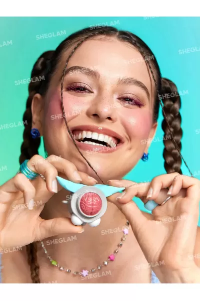 رژگونه کرمی شیگلم طرح ریک و مورتی  طراحی زیبا و الهام گرفته از انیمیشن محبوب ریک و مورتی  رژگونه به شکل مغز ریک  محصولی از کالکشن ریک و مورتی  تک رنگ (رنگی ملایم اما بسیار زیبا و جذاب و جلوه نهایی شاین ملایم)  به آسانی و یکدست پخش می‌شود  پیگمنت و ماندگار شیگلم SHEGLAM رژگونه کرمی طرح ریک و مورتی