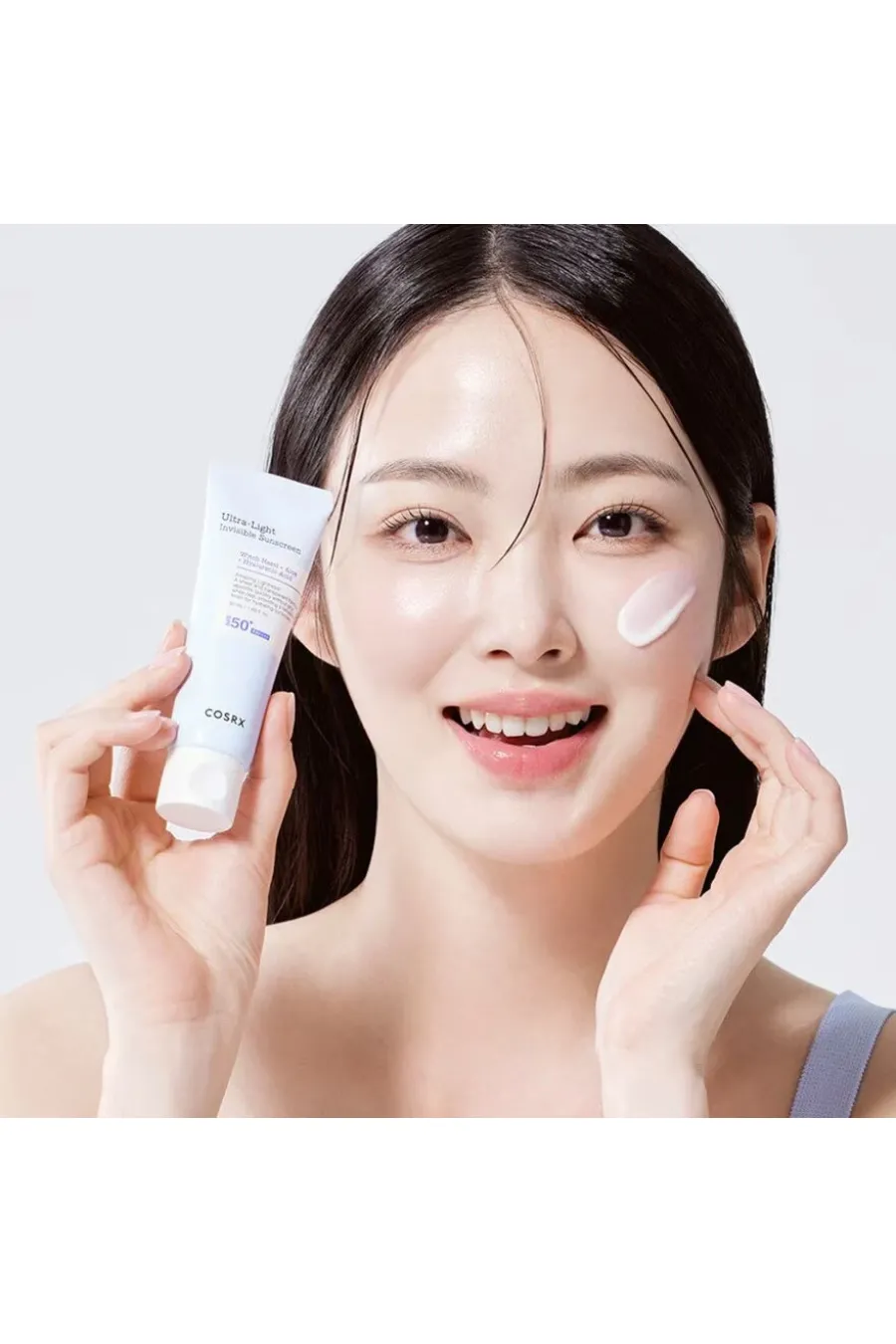 ضد آفتاب شیمیایی با فاکتورهای محافظتی ++++SPF50 PA بسیار سبک و زودجذب مرطوب کننده و تسکین دهنده کنترل ترشح سبوم ایده آل برای استفاده قبل از آرایش فرموله شده با مواد ضد التهاب و تسکین دهنده التیام بخش پوست های تحریک شده مناسب انواع پوست حتی پوست های حساس ت کوزارکس COSRX ضد آفتاب فوق سبک Ultra Light Invisible Sunscreen SPF50