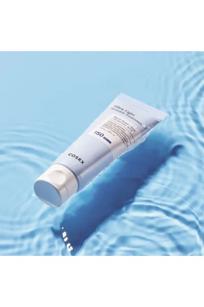 ضد-آفتاب-شیمیایی-با-فاکتورهای-محافظتی-++++SPF50-PA-بسیار-سبک-و-زودجذب-مرطوب-کننده-و-تسکین-دهنده-کنترل-ترشح-سبوم-ایده-آل-برای-استفاده-قبل-از-آرایش-فرموله-شده-با-مواد-ضد-التهاب-و-تسکین-دهنده-التیام-بخش-پوست-های-تحریک-شده-مناسب-انواع-پوست-حتی-پوست-های-حساس-ت-کوزارکس-COSRX-ضد-آفتاب-فوق-سبک-Ultra-Light-Invisible-Sunscreen-SPF50
