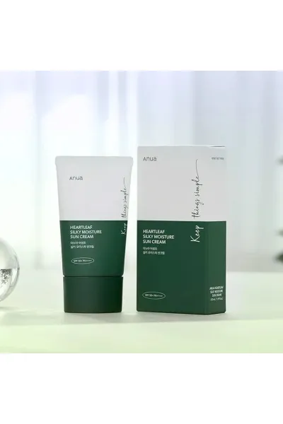 دارای +SPF50 و ++++PA بافت بسیار سبک و فاقد چربی روشن و یکدست کننده سطح پوست رفع و کاهش قرمزی جای جوش و آکنه تغذیه و کمک به بازسازی ساختار پوست کاهش علائم پیری و کند کننده روند پیری غنی شده با آنتی اکسیدان ها و مواد مغذی جلوگیری از مسدود شدن منافذ و ایجاد آنوا Anua ضد آفتاب مرطوب کننده و تسکین دهنده Heartleaf Silky Moisture