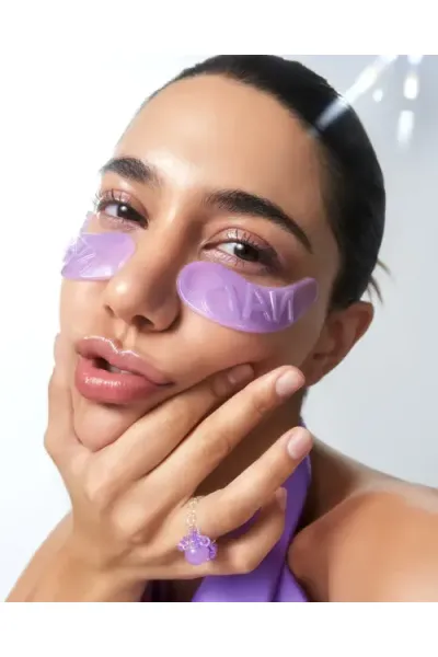 ۵ جفت  ضد چروک و ضدپیری با ترکیب NAD+ و پپتیدهای فعال کاهش فوری پف و تیرگی زیر چشم آبرسانی عمیق و جلوگیری از خشکی ناحیه چشم افزایش درخشندگی و شادابی پوست بافت نرم ژلی  خنک و تسکین‌دهنده مناسب برای همه نوع پوست حتی پوست حساس جذب سریع بدون ایجاد چسبندگی یا نامبوزین Numbuzin پچ زیر چشم و کلاژن ضد چروک  ضد پف و تیرگی NAD+ Collagen Under Eye Patches