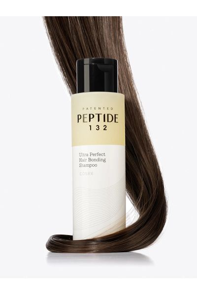 به آرامی موها را تمیز می‌کند و در عین حال تارهای آسیب‌دیده را ترمیم می‌کند  •تقویت مو با پپتید ۱۳۲™ برای بافتی نرم‌تر  •تسکین پوست سر حساس با فرمولی با pH متعادل  •ایجاد حس تمیزی  طراوت و نرمی در مو و پوست سر  •برای همه سطوح آسیب   از خشکی خفیف تا آسیب شی کوزارکس COSRX شامپو ترمیم و تقویت کننده مو پپتاید 132 PEPTIDE 132 Ultra Perfect Hair Bonding Shampoo