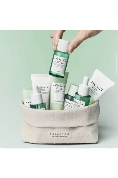 فوم کوچک چای سنتلا تریکا ماداگاسکار 20 میلی‌لیتر تونر پاک‌کننده چای سنتلا تریکا ماداگاسکار 30 میلی‌لیتر آمپول کوچک تسکین‌دهنده چای سنتلا تریکا ماداگاسکار 30 میلی‌لیتر کرم کوچک چای سنتلا تریکا ماداگاسکار B5 30 میلی‌لیتر  ضدجوش و التهاب  کنترل چربی  کاهش جوشهای قرمز و زیرپوستی  پاک کنندگی عمیق رطوبت رسانی پوست حساس سنتلا CENTELLA کیت مسافرتی ضدجوش و التهاب تی تریکا Tea Trica Travel Kit