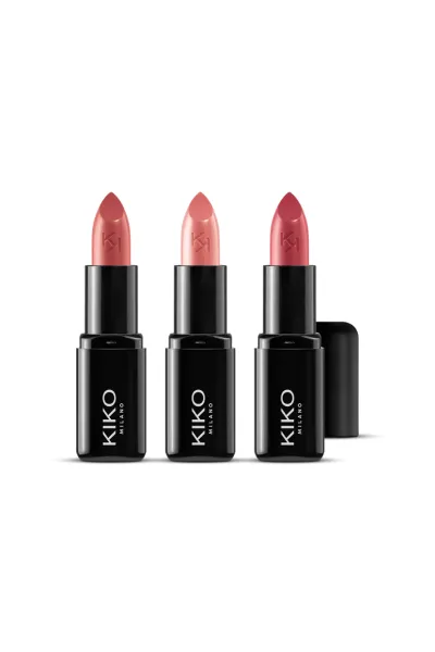 ست جذاب رژ لب از برند حرفه‌ای KIKO Milano شامل ۳ عدد رژ لب با فینیش براق (Glossy Finish) بافت نرم  کرمی و مرطوب‌کننده که لب‌ها را براق  لطیف و جذاب نشان می‌دهد رنگ‌های هماهنگ و کاربردی برای آرایش روزانه  مهمانی یا استایل‌های خاص پوشش یکنواخت و سبک بدون اح کیکو KIKO پک رژ لب براق۳تایی‌ فول سایز Smart Fusion Lip Set 03