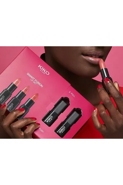 ست جذاب رژ لب از برند حرفه‌ای KIKO Milano شامل ۳ عدد رژ لب با فینیش براق (Glossy Finish) بافت نرم  کرمی و مرطوب‌کننده که لب‌ها را براق  لطیف و جذاب نشان می‌دهد رنگ‌های هماهنگ و کاربردی برای آرایش روزانه  مهمانی یا استایل‌های خاص پوشش یکنواخت و سبک بدون اح کیکو KIKO پک رژ لب براق۳تایی‌ فول سایز Smart Fusion Lip Set 03