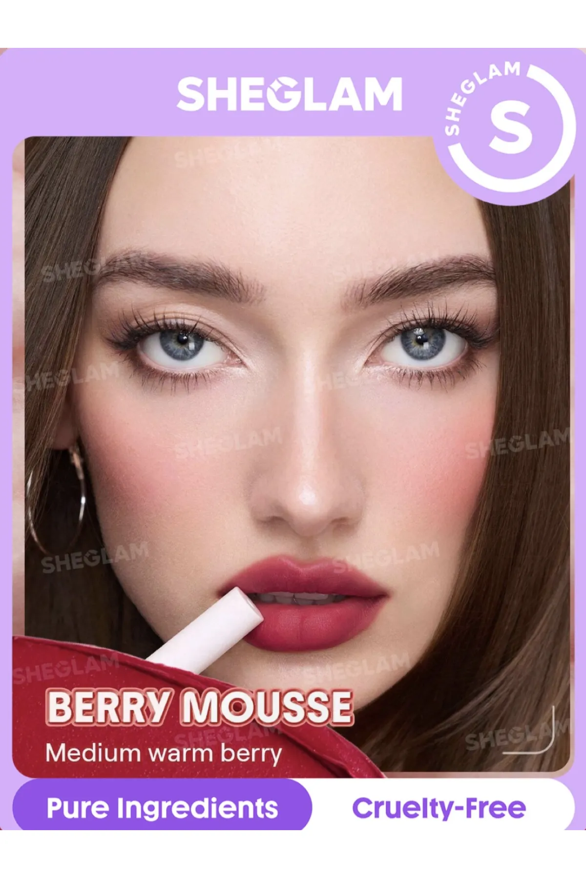 فینیش مات مخملی و soft blur ایجاد افکت لب فید شده و کره‌ای دارای اپلیکاتور پاف اسفنجی بافت سبک و mousse like پخش راحت روی لب ایجاد جلوه soft focus روی خطوط لب بدون حس سنگینی زیاد شیگلم SHEGLAM پاف لیپ مارشمالو لب و گونه BERRY MOUSSE