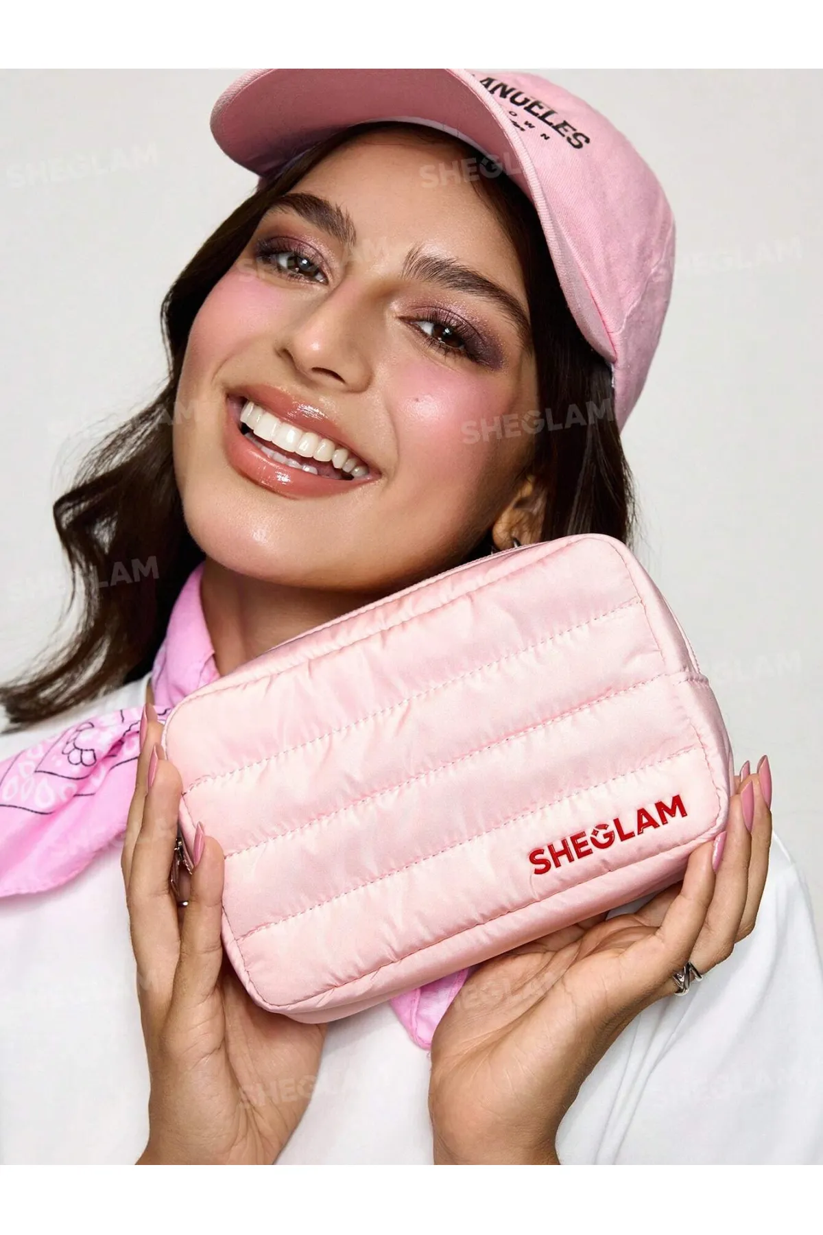 کیف لوازم آرایش صورتی شیگلم مدل Makeup Bag  یک میکاپ بگ زیپ‌دار و کاربردی برای نگهداری مرتب لوازم آرایش روزانه است. طراحی صورتی جذاب  زیپ نایلونی و متریال مقاوم آن  این کیف را به انتخابی مناسب برای استفاده روزمره و همراه داشتن محصولات آرایشی تبدیل می‌کند. شیگلم SHEGLAM کیف آرایشی