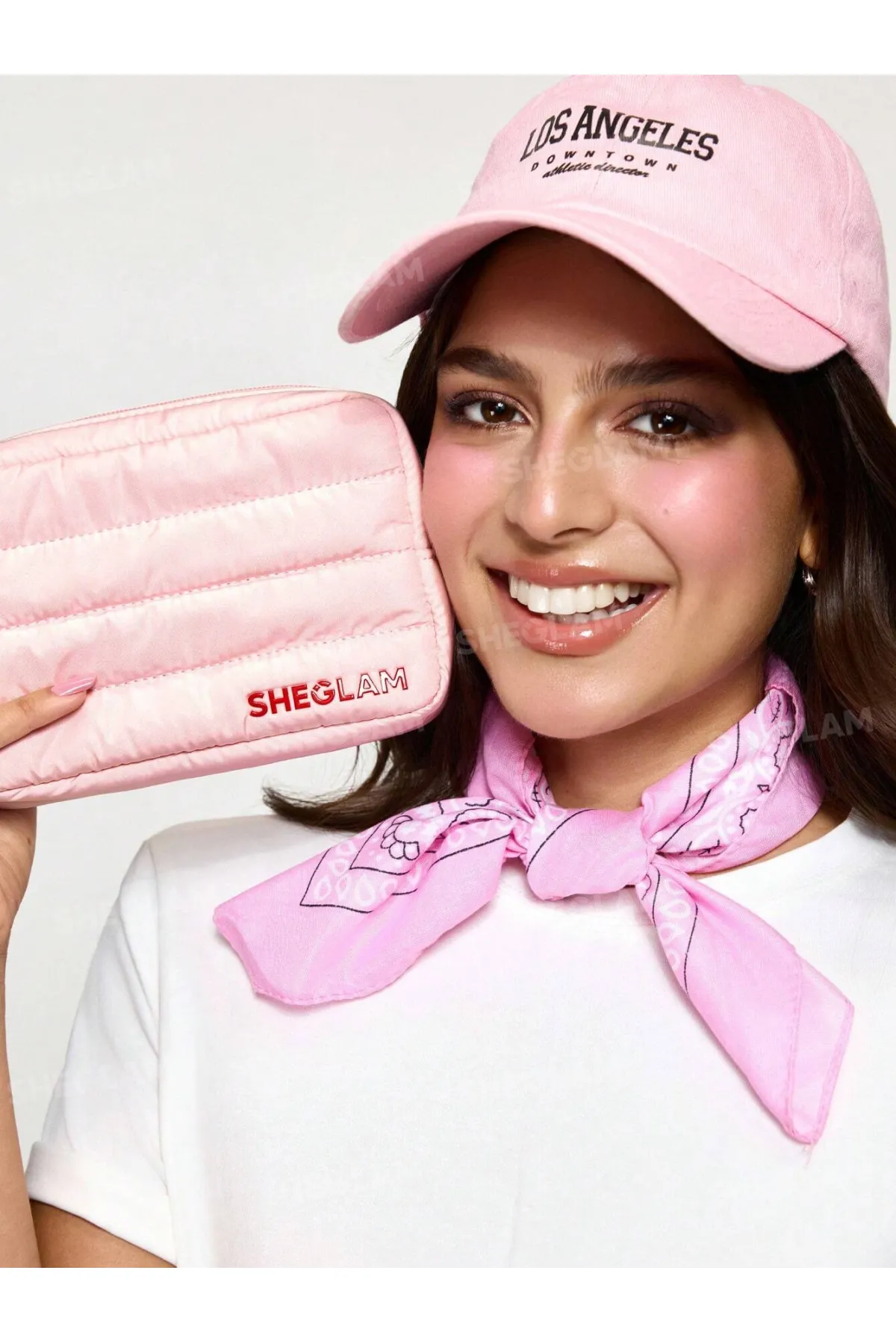 کیف لوازم آرایش صورتی شیگلم مدل Makeup Bag  یک میکاپ بگ زیپ‌دار و کاربردی برای نگهداری مرتب لوازم آرایش روزانه است. طراحی صورتی جذاب  زیپ نایلونی و متریال مقاوم آن  این کیف را به انتخابی مناسب برای استفاده روزمره و همراه داشتن محصولات آرایشی تبدیل می‌کند. شیگلم SHEGLAM کیف آرایشی