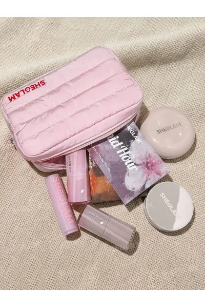 کیف لوازم آرایش صورتی شیگلم مدل Makeup Bag  یک میکاپ بگ زیپ‌دار و کاربردی برای نگهداری مرتب لوازم آرایش روزانه است. طراحی صورتی جذاب  زیپ نایلونی و متریال مقاوم آن  این کیف را به انتخابی مناسب برای استفاده روزمره و همراه داشتن محصولات آرایشی تبدیل می‌کند. شیگلم SHEGLAM کیف آرایشی