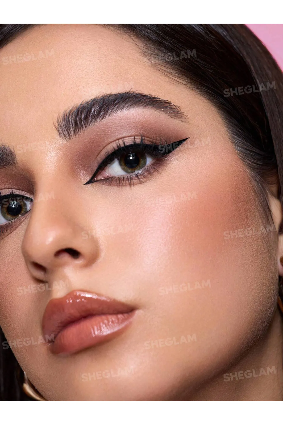 پوشش مات و یکدست مقاوم در برابر آب  پخش شدن و محو شدن بافت نرم و روان برای رسم خطوط دقیق رنگ مشکی قوی و پگمنت بالا فاقد الکل  عطر  سیلیکون  تالک و پارابن بدون تست حیوانی و گیاهی شیگلم SHEGLAM خط چشم مات Oh so rich
