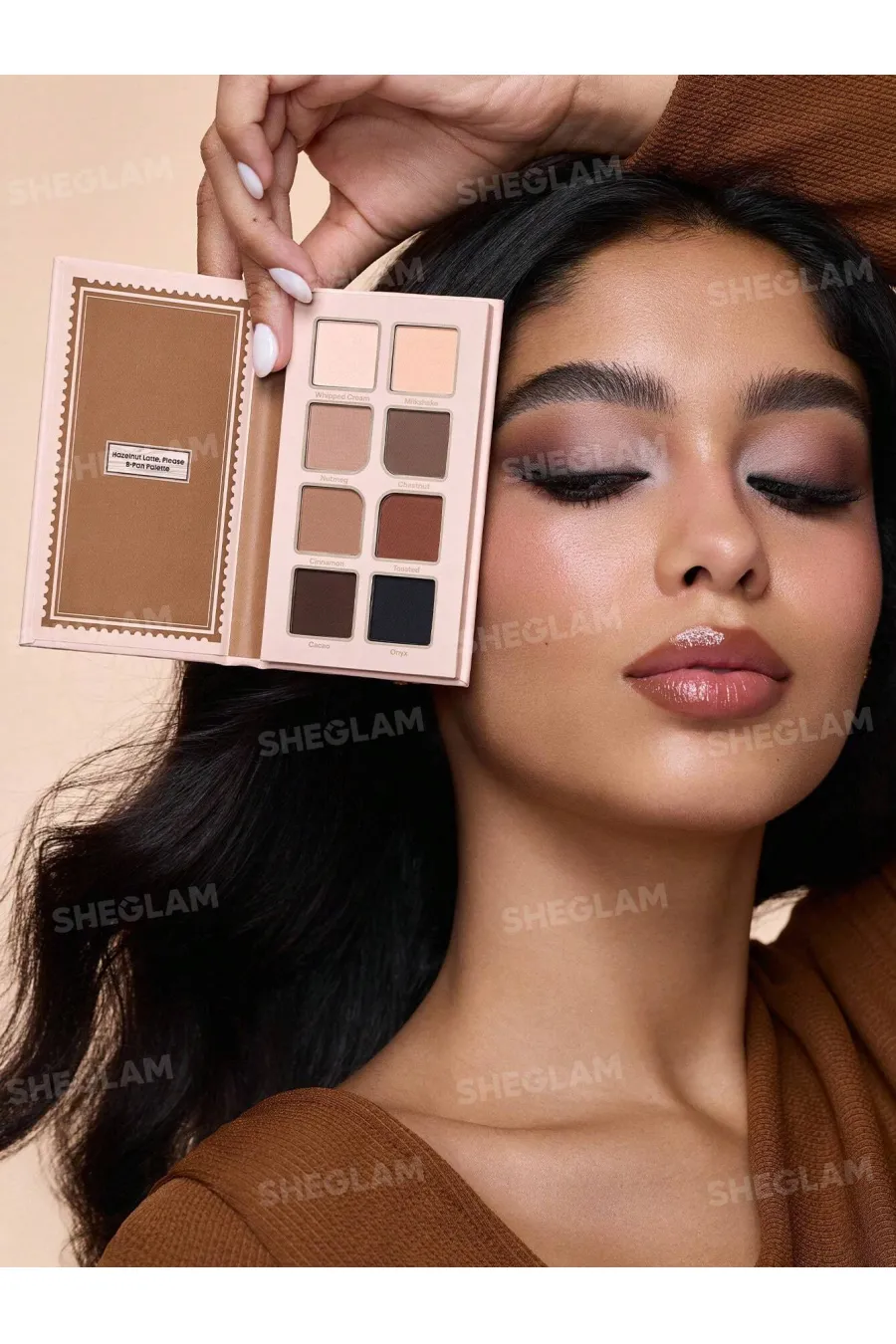 رنگبندی نود و کاربردی دارای 6 رنگ مات و 2 رنگ شاین مناسب برای استفاده روزمره و حرفه ای پیگمنت و رنگدهی فوق العاده ماندگاری بالا و عدم ریزش بسته بندی جذاب و زیبا شیگلم SHEGLAM پالت سایه 8 رنگ Hazelnut Latte