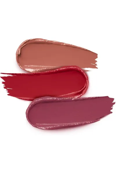 ست جذاب رژ لب از برند حرفه‌ای KIKO Milano شامل ۳ عدد رژ لب با فینیش براق (Glossy Finish) بافت نرم  کرمی و مرطوب‌کننده که لب‌ها را براق  لطیف و جذاب نشان می‌دهد رنگ‌های هماهنگ و کاربردی برای آرایش روزانه  مهمانی یا استایل‌های خاص پوشش یکنواخت و سبک کیکو KIKO پک رژ لب براق۳تایی‌ فول سایز Smart Fusion Lip Set 02
