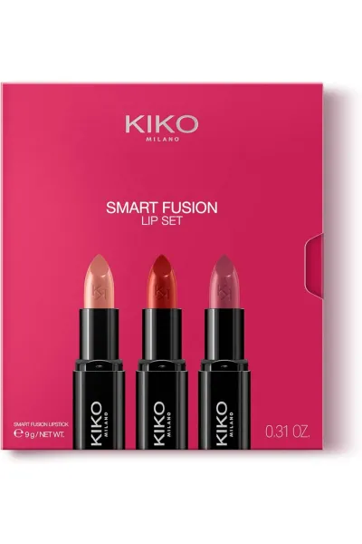 ست جذاب رژ لب از برند حرفه‌ای KIKO Milano شامل ۳ عدد رژ لب با فینیش براق (Glossy Finish) بافت نرم  کرمی و مرطوب‌کننده که لب‌ها را براق  لطیف و جذاب نشان می‌دهد رنگ‌های هماهنگ و کاربردی برای آرایش روزانه  مهمانی یا استایل‌های خاص پوشش یکنواخت و سبک کیکو KIKO پک رژ لب براق۳تایی‌ فول سایز Smart Fusion Lip Set 02