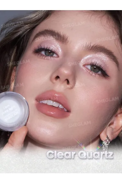 سایه چشم گلیتری با رنگ پایه غنی و جلوه درخشان دارای شیمر چندبعدی برای ایجاد جلوه نورگیر روی پلک فرمول وگان با استفاده آسان در یک بار کشیدن بدون نیاز به چسب گلیتر بافت سبک و ضد حساسیت شیگلم SHEGLAM سایه چشم گلیتری Clear Quartz