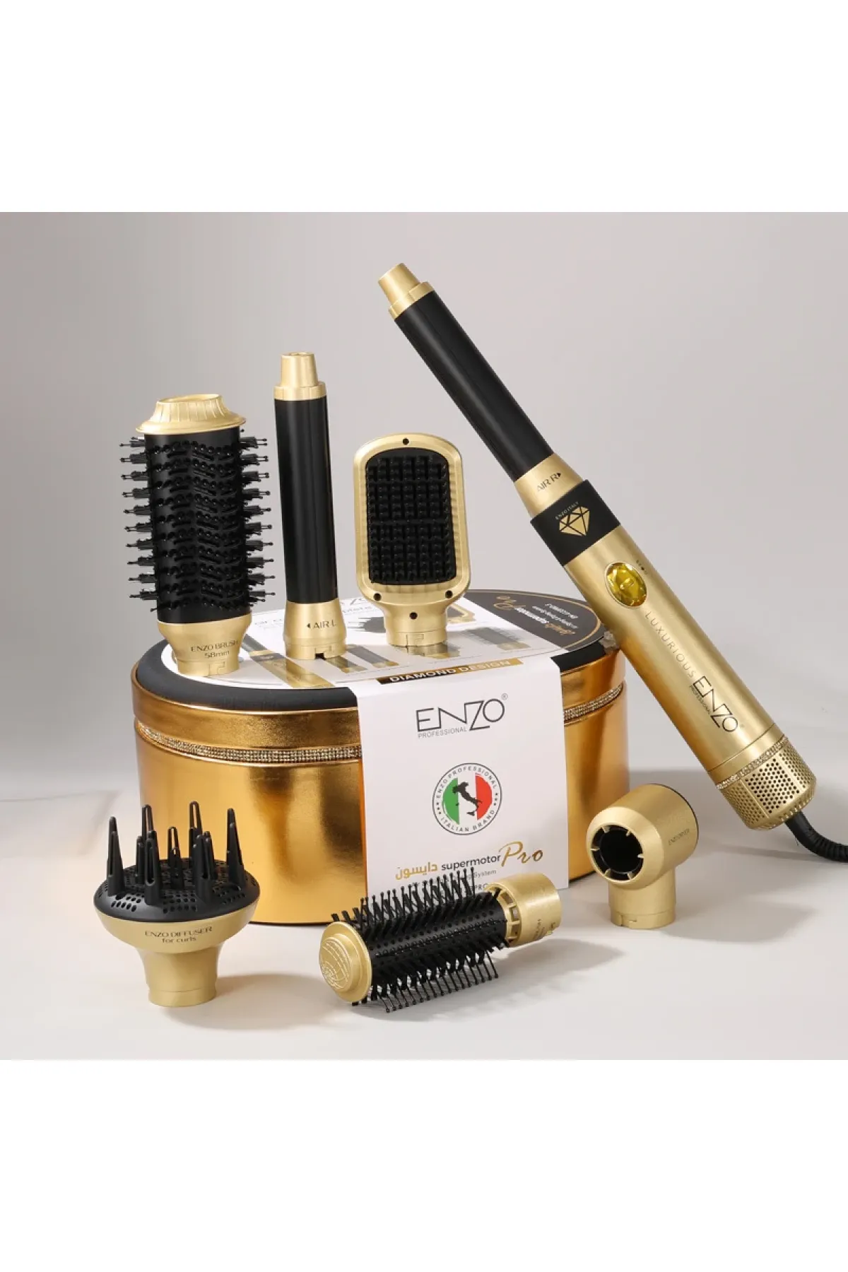 موتور DC Super Motor با توان 1500 وات  ۷ سری کاربردی  فناوری یون‌ساز (Negative Ion)  ۳ حالت دما و ۳ سرعت باد  باد سرد برای تثبیت حالت مو  سیم چرخان ۳۶۰ درجه  مناسب انواع مو و استفاده خانگی و حرفه‌ای  محتویات جعبه  نازل خشک‌کن  دیفیوزر  برس صاف‌کن  برس گرد انزو ENZO سشوار ۷ کاره انزو  رنگ طلایی 4133pro 5