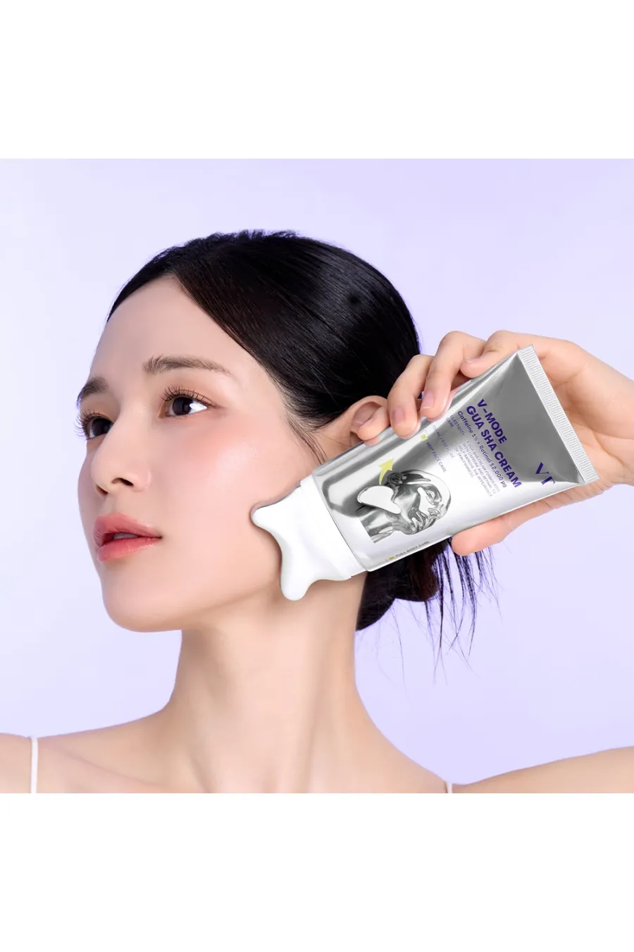 کرم گواشا لیفت و سفت‌ کننده صورت و گردن وی‌ تی VT حاوی کافئین و رتینال مدل V Mode Gua Sha Cream کرم ماساژ و لیفت صورت و بدن با اپلیکاتور گواشای داخلی حاوی کافئین برای کمک به کاهش ظاهر پف و خستگی پوست دارای رتینال برای کمک به بهبود ظاهر خطوط ریز و بافت پوست غنی‌شده با ۹ نوع پپتید و ۷ نوع کلاژن حاوی نیاسینامید برای کمک به یکنواخت‌تر دیده شدن رنگ پوست دارای هیالورونیک اسید برای آبرسانی و حفظ رطوبت پوست حاوی شی‌باتر و روغن‌های گیاهی برای کمک به نرمی و لطافت پوست کمک به سفت‌تر و صاف‌تر دیده شدن پوست وی‌ تی VT کرم گواشا لیفت 